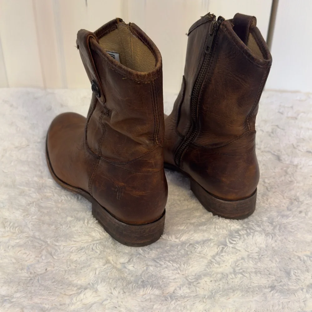 Frye Melissa Button Short Boot. Distressed leather. 8 B. Gently worn - Picture 6 of 13